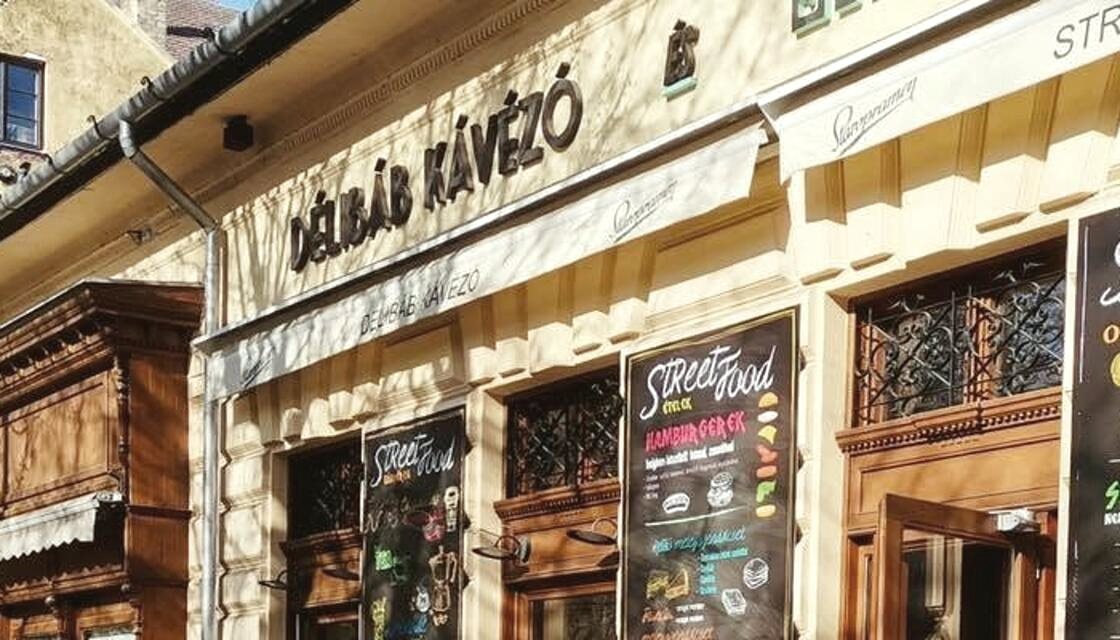 A Délibáb Kávézó felirata a műemlék-épület sárga homlokzatán