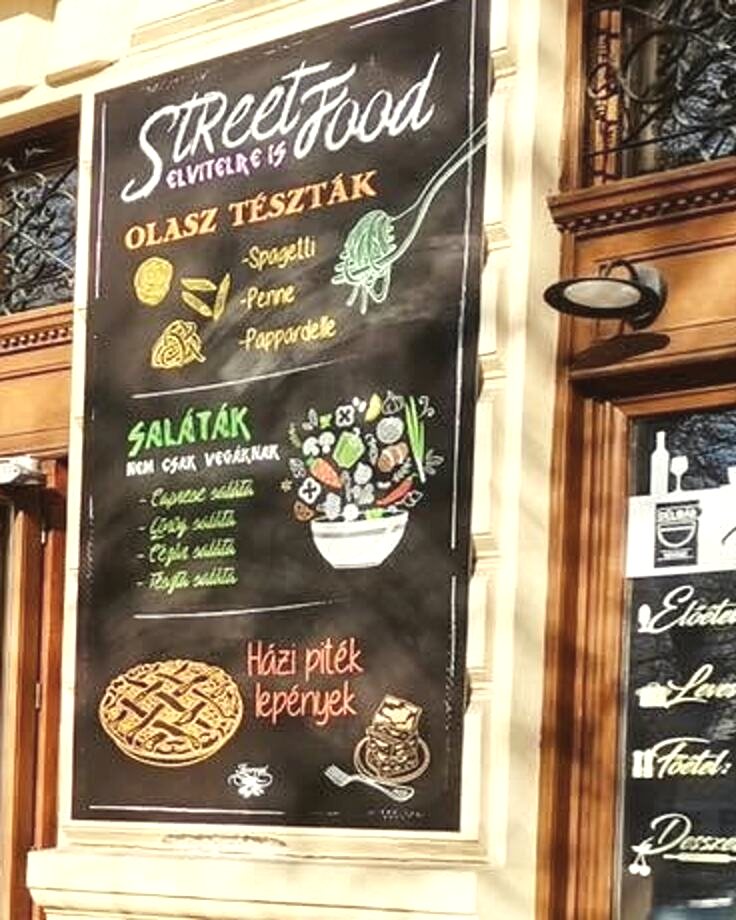 A bejárat melletti krétatábla a street food kínálattal és a napi menü rovataival